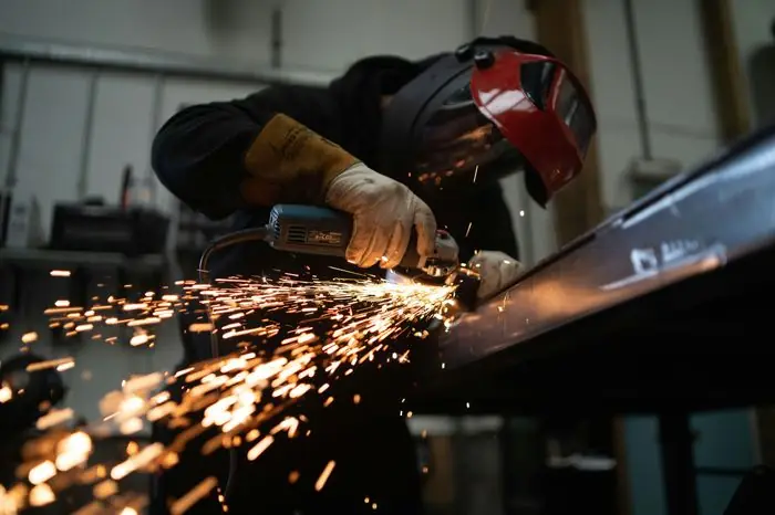 Trabajo con amoladora en taller metalúrgico