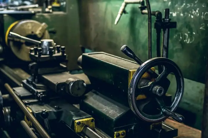 Torno clásico en taller metalúrgico